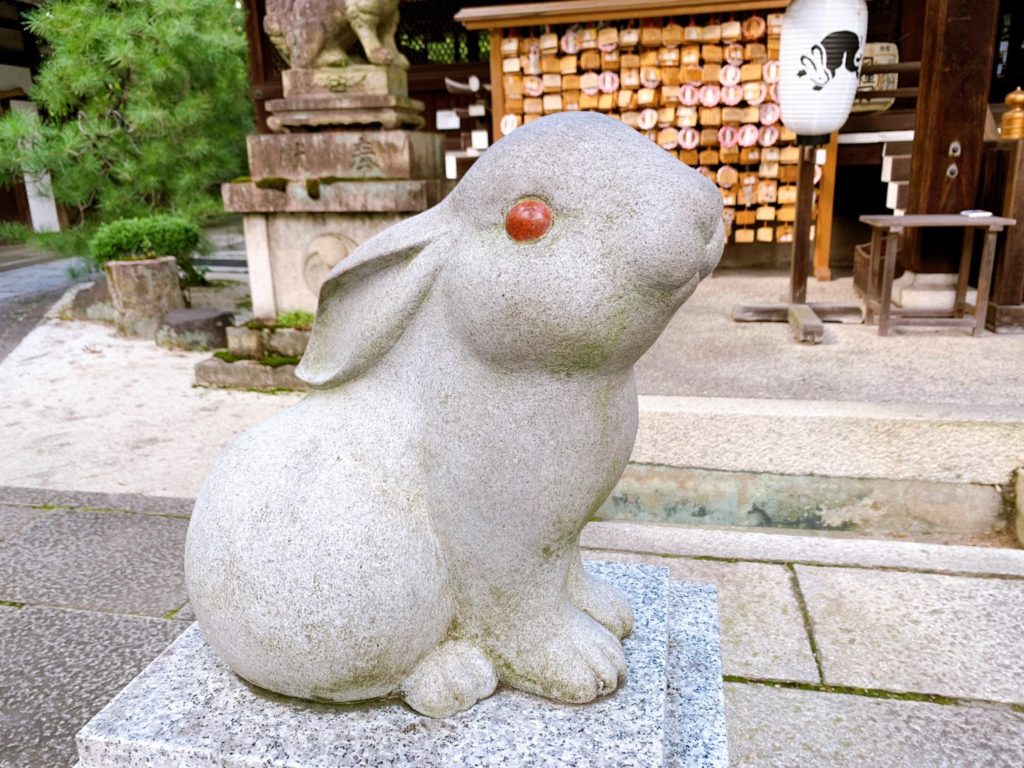岡崎神社　狛うさぎ　吽形　うさぎ　置物